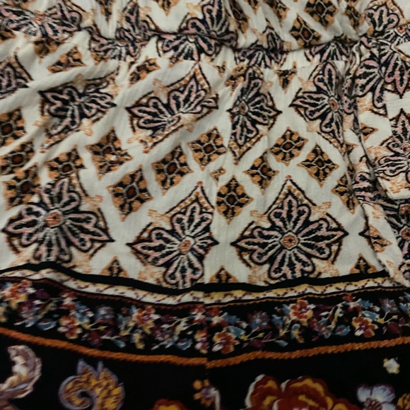 Size M romper, elastic waist , adjust spaghetti string straps. - Picture 2 of 10